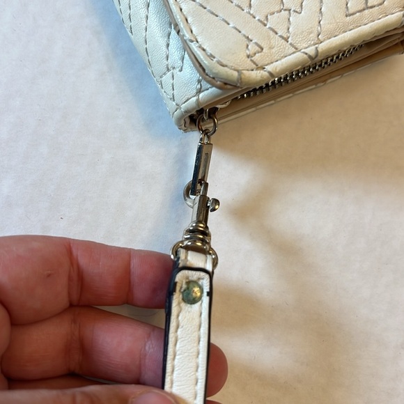 GUESS QUILTED WHITE WALLET - Picture 13 of 16